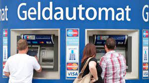 Nun ist wochenende und der laden hat geschlossen, heißt ich komme nur mit meiner karte rein. Banken Kunden Sollen Sich Im Supermarkt Ihr Bargeld Holen Welt