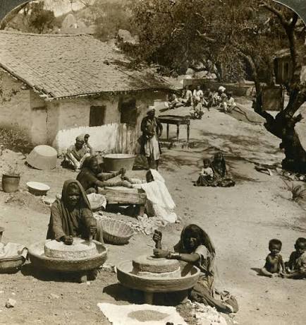 India Mount Abu women grinding at the mills ...