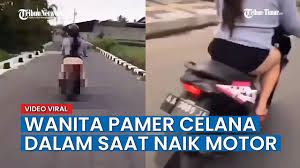 Check spelling or type a new query. Viral Video Wanita Pamer Celana Dalam Saat Naik Motor Polisi Ungkap Identitasnya Youtube