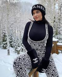 Going Skiing Kylie Jenner Makes The Case For High Fashion Gear Kylie Jenner Outfits Jenner Outfits Fashion