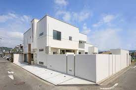 位於静岡市的這個住家 是個外觀與內裝都極為現代的建築 以木造結構打造的這個空間 非常強調隱私的保護 外部藉由開放的庭院 做為與道路間的廣大緩衝 透過中庭的優點 讓明亮的光線與自然風 輕鬆通過每個房間 via 滝下秀之建築アトリエ一級建築士事務所