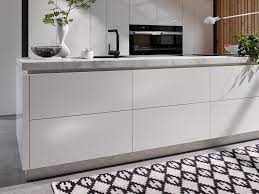 het marmeren blad komt zo mooi tot zijn recht in deze greeploze witte keuken de zwarte kraan en spoelbak verkopen we witte keuken witte marmeren keuken keuken