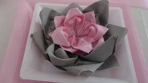 Pliage serviette fleur 2 couleurs. Pliage De Serviette Fleur Nenuphar Double Pour Paques Et Bapteme