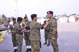 Panglima medan tentera darat atau commander land forces ialah seorang pegawai kanan tentera darat british yang mempunyai tanggungjawab mewujudkan dan mempersiapkan angkatan darat bagi operasi semasa dan luar jangkaan. Askar Wataniah Air Times News Network