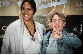 Mit guten morgen deutschland präsentiert sich der frühe morgen bei rtl mit einem informativen wie unterhaltsamen magazin. Ein Schones Selfie Zum 25 Musicalgeburtstag Da Lupft Maximilian Mann Der Glatzengeist Dschinni Aus Aladdin Doch Glatt Den Hut Links Swr Moderatorin Jana Kubel Mit Den Musicalsangerinnen Sabrina Weckerlin Und Ana Milva Gomes