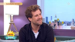 Luke mockridge © boris breuer. Sat 1 Fruhstucksfernsehen Luke Mockridge Von Der Kultigen Grossfamilie Zum Comedystar Facebook