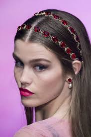 Dolce Gabbana At Milan Fashion Week Spring 2018 Hair Scarf Styles Scarf Hairstyles Headband Hairstyles