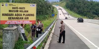 Ia kemudian dibawa ke rs cibinong untuk mendapatkan pertolongan medis. Tekan Kecelakaan Saat Nataru Polisi Pasang Imbauan Di Tol Semarang Solo Bagian 1