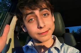 El cast joven de TUA tomándose fotos* Aidan en el baño: #Dragoncult🐉  𝒁𝒂𝒏𝒂𝒉𝒐𝒓𝒊𝒂🥕☂️