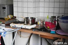 Wohnung gesucht aushang posted on april 15, 2021 by admin aushang suche biete inkl telefonnummerabriss rot schwarz in 2020 vorlagen kindergeburtstag piraten suche Des Vermieters Alptraum Ein Messie In Der Wohnung Onetz