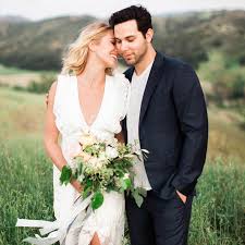 The couple married in september of 2016 and began dating in 2013, after meeting through mutual friends years earlier. Anna Camp And Skylar Astin S Wedding See The First Photos Glamour