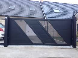 Portail Coulissant Original Noir Laque Plein Compose De Grosses Lames Et Parties Ajourees En Toles Perforees Fa Portail Coulissant Portail Portail Aluminium