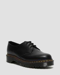 This version has been built specifically with a woman's foot in mind, and comes in glossy, high shine leather. 1461 Bex Glattleder Schuhe Dr Martens
