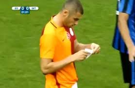 Sneijder de kağıdı roberto mancini'ye götürdü. Galatasarayli Oyunculardan 4 Yildizli Gonderme Ntv