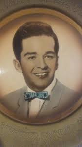 🎹 Hoy en Loja hace 81 años, en la Casa de la familia Piedra, conocida como  la Casa de la Gallera, nace el más grande músico ecuatoriano. Mi Papito  Medardo. Se te