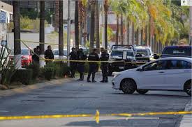 Al medio de este lunes se registró una balacera en el municipio de zapopan que quedó registrada por videos de varios testigos que los compartieron la secretaría de seguridad de zapopan informó que atiendió el reporte por detonaciones de arma de fuego en la zona y pidió a la población evitar la zona. Xfubdnkfqyhmcm