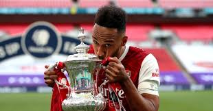 Emirates fa cup @ emiratesfacup. Watch Arsenal S Pierre Emerick Aubameyang Hilariously Drops Fa Cup Planet Football