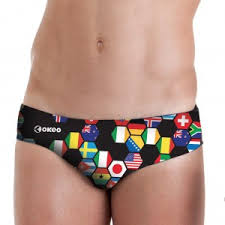 Ti offriamo una vasta scelta di costumi da bagno da uomo, differenziati per colori e fantasie. Costumi Da Bagno Uomo Okeo