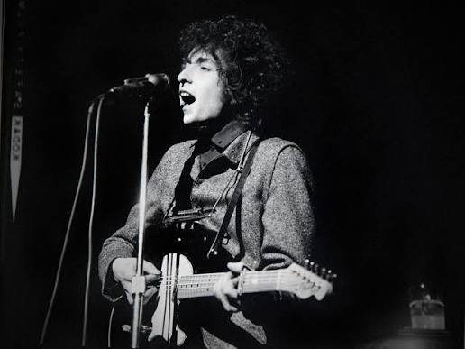 The story of the first time Bob Dylan 'went electric' | Guitar.com