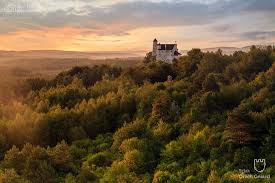 Teraz powracamy na szlak orlich gniazd i udajemy się do podzamcza, by podziwiać monumentalne ruiny zamku ogrodzieniec. Szlak Orlich Gniazd Gdzie W Polsce Na Weekend