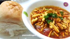 Misal Pav Fresh Green Peas Your Cooking Pal Recipe Veg Recipes Asian Recipes Fresh Green