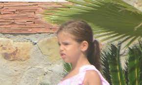 Abd'nin i̇ran'a uyguladığı yaptırımları delme, bankacılık sahtekarlığı, kara para aklama ve bunlarla ilintili suçlardan new york'ta yargılanan i̇ran asıllı rıza sarraf'ın eşi ünlü şarkıcı ebru gündeş, kızı alara ile. Ebru Gundes In Kizi Buyudu