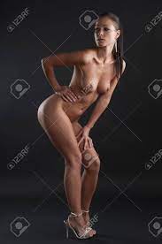 黒い背景にヌード ポーズ美しい女性の写真素材・画像素材 Image 10276126