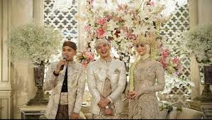 Selain karena citra kirana merupakan wanita asal tanah pasundant tetapi juga karena menikah. Potret Kemeriahan Pesta Pernikahan Citra Kirana Dan Rezky Aditya Kumparan Com