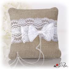 Cuscino portafedi realizzato interamente a mano all'uncinetto. Cuscino Porta Fedi Shabby Chic In Juta Con Pizzo Per