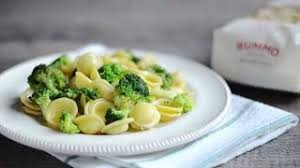 Soffriggere, aggiungere le acciughe spezzettate e il peperoncino a tocchetti. Orecchiette Con Broccoli E Acciughe Eng Youtube