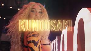 Dlouhonohá potetovaná sexbomba, která si říká kundosaki a velmi ráda sdílí žhavé snímky na sociálních sítích, má za sebou dva zápasy v kleci. Video Oktagon 20 Zakulisi S Kundosaki