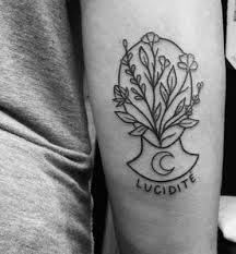 Tatouer le prénom de son âme sœur sur le torse, le bras ou le dos, est une manière particulière de rendre hommage à sa tendre moitié. Photos Voici Nos Tattoos Et Leurs Significations Ton Petit Look
