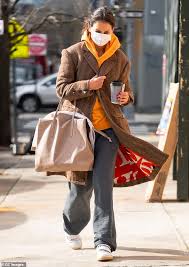 Katie holmes leaves an office building in new york 03/15/2021. Katie Holmes And Emilio Vitolo Jr Stroll Arm And Arm Through Nyc As Their Romance Continues In 2021 Aktuelle Boulevard Nachrichten Und Fotogalerien Zu Stars Sternchen