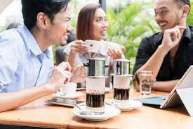 Gu uống cà phê phin của người Việt trong nhịp sống hiện đại: đậm đà, nguyên chất và phải sạch
