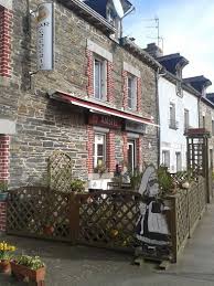 Eu Plein Centre Bourg De Pire Sur Seiche La Creperie La Petite Bretonne Fait Des Crepes A Emporter Mais Aussi Bar Et Restauran Structures Photo Four Square