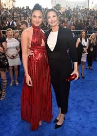 Lynda carter and her daughter jessica altman perform the everly brother's classic hit all i have to do is dream. Gal Gadot Posed With The Original Wonder Woman Lynda Carter At The Movie S Premiere