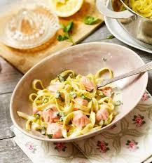 Pasta Mit Lachs Sahne Sauce Rezept In 2020 Lachs Mit Sahnesauce Pasta Mit Lachs Essen