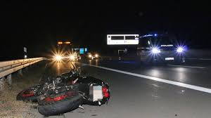 ⚠️ accident a10 ⚠️ (13) sector 91 heading to paris at champlan level, in the corner to join the a: Motorradfahrer Stirbt Nach Crash Mit Lkw B Z Berlin