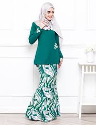 Koleksi kedua adalah baju kurung pucci batik yang sangat sesuai untuk anda pakai di majlis rasmi mahupun majlis tak rasmi. Baju Kurung Moden Pandora Pucci Green Lovelysuri Com