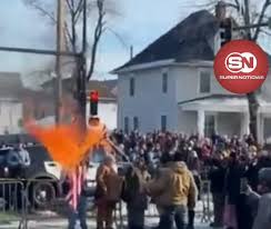 Quema de bandera estadounidense durante protesta en Mineápolis queda registrada en video, Un video que circula en redes sociales muestra el instante en que un manifestante prende fuego a la bandera de ...