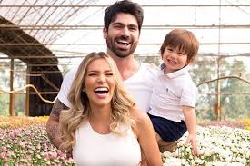 A influenciadora digital mostrou em seu instagram a divertida. Ex Bbb Adriana Sant Anna Faz Ensaio De Gravidez Com Rodrigao