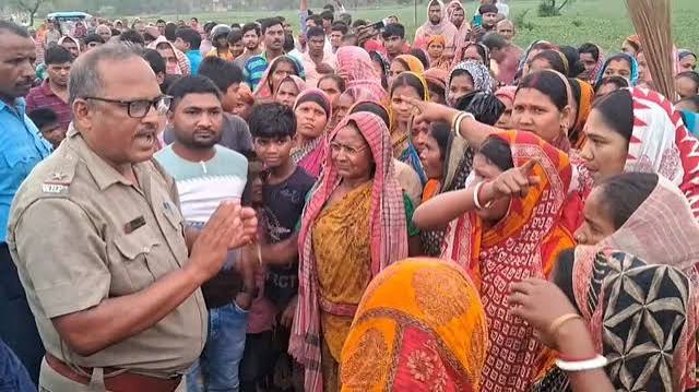 liquor shop protest: 'লোকালয়ে কিছুতেই চলবে না মদের দোকান', ব্যাপক বিক্ষোভে এই মহিলারা যা করলেন...
