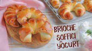 Io ho preparato le brioche fatte in casa con il lievito madre, ma se non lo avete potete utilizzare 10 g di lievito di birra fresco o poco meno di metà bustina di lievito di birra disidratato. Brioche Sofficissime Allo Yogurt Di Benedetta Ricetta Facile Delle Brioches Fatte In Casa Youtube