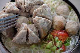 Pisahkan daging dengan tulangnya dan masukkan ke dalam freezer dalam waktu 30 menit hingga daging menjadi lunak. Resep Bakso Beranak Daging Sapi Dan Cara Membuatnya