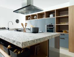 Las islas para cocinas son un lugar de reunión, superficies para cocinar y un lugar para servir tu comida o desayuno. Los Mejores Materiales Para Tu Cocina Olins Co
