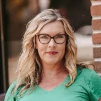 Kelly Munns's Instagram, Twitter & Facebook