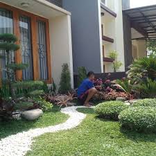 Rumah tidak hanya digunakan sebagai tempat berlindung dari panas dan hujan saja, tetapi juga menjadi tempat paling nyaman untuk berkumpul taman di dalam rumah memberikan banyak manfaat seperti rumah terasa lebih segar dan hidup, serta memberikan keindahan secara visual. 7 Rekomendasi Hiasan Untuk Taman Rumah Agar Tampak Cantik Asri Dan Lebih Hidup