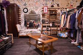 Les dons collectés nous donnent les moyens d'agir auprès des personnes en difficulté et de développer une solidarité de proximité en toute indépendance. Lille Une Braderie Organisee Par Le Secours Populaire Deco Fringues Lille Addict