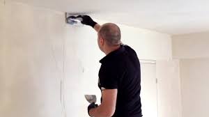 Peinture, salissure et habillage d'un mur. Enduire Et Degrossir Rattraper Les Defauts D Un Mur 1 3 Youtube