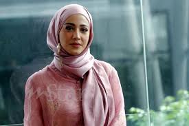 Sehingga hari ini, beliau masih menerima kecaman daripada masyarakat. Fathia Menari Di Bilik Mandi Tak Sedar Video Bocor Hiburan Mstar